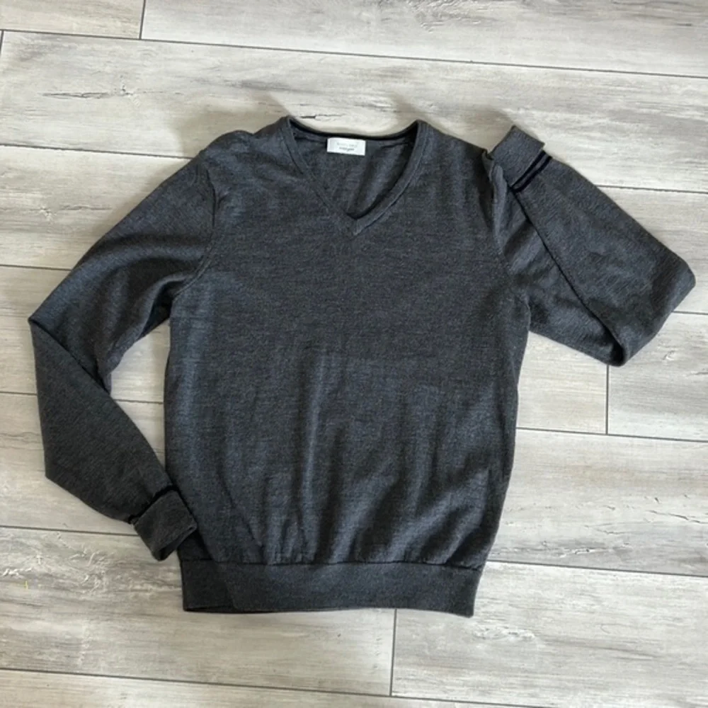 Nigel Hall gray sweater size small Italian wool